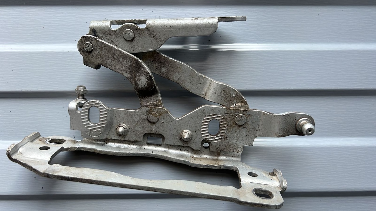 Петля капота правая Mercedes C/W204 2006-2015