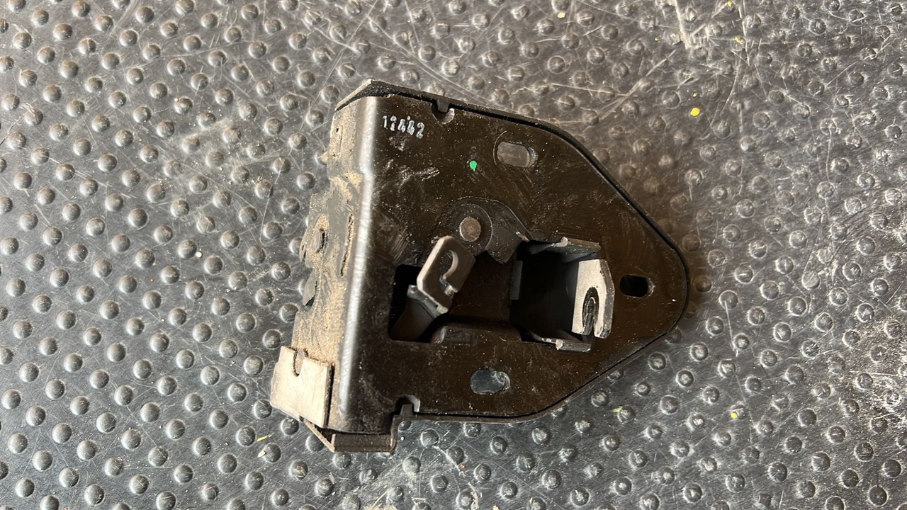 Замок двери багажника правый Opel Vivaro/A 2001-2014