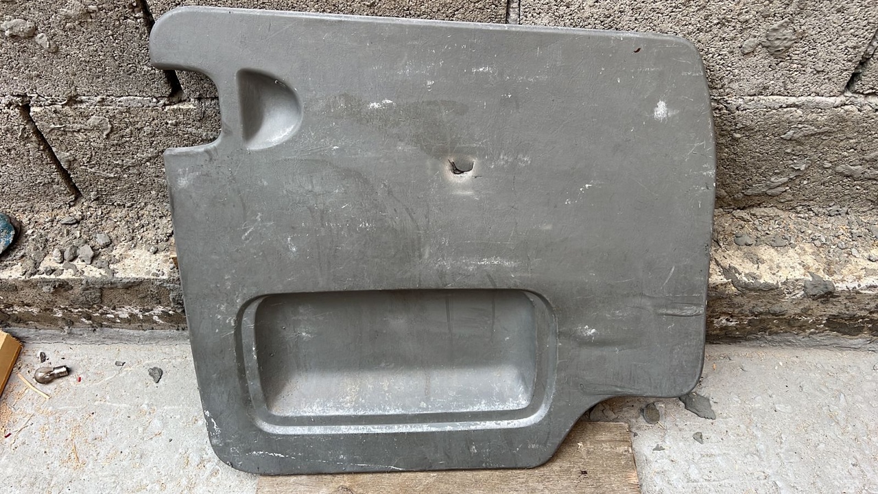 Обшивка двери багажника правая Opel Vivaro/A 2001-2014