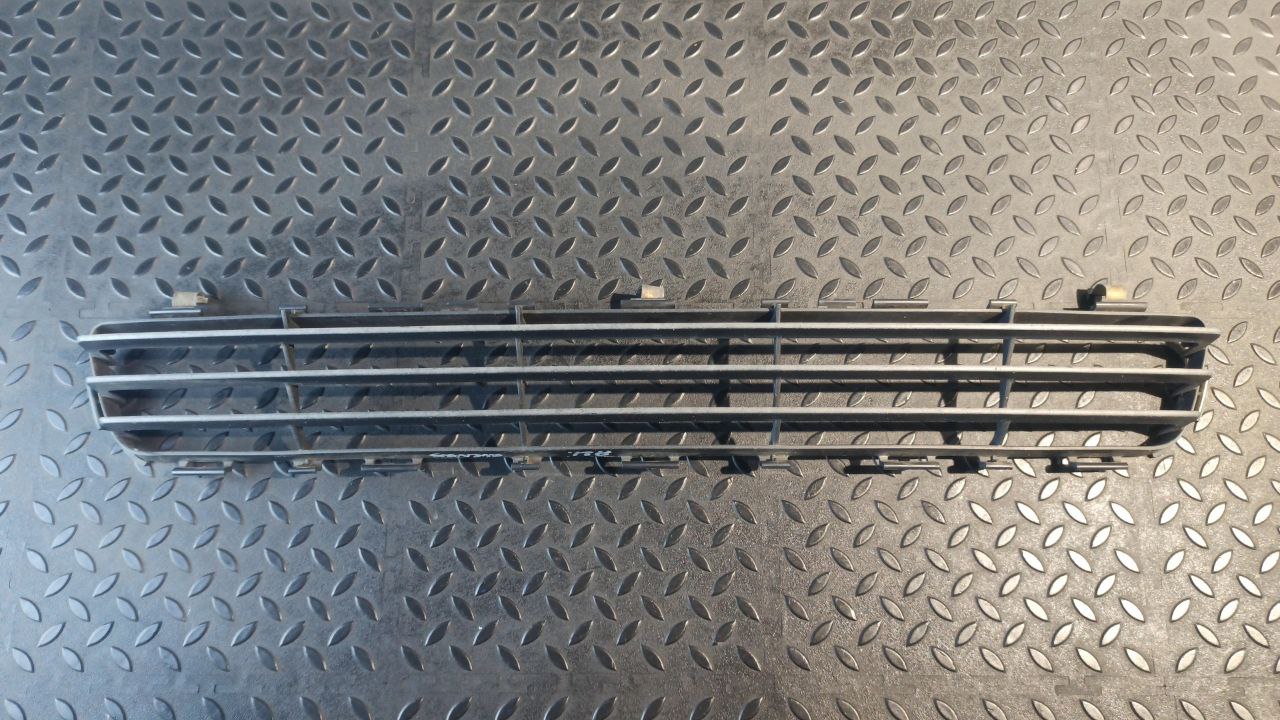 Решетка в бампер центральная Toyota Avensis/2 2003-2009