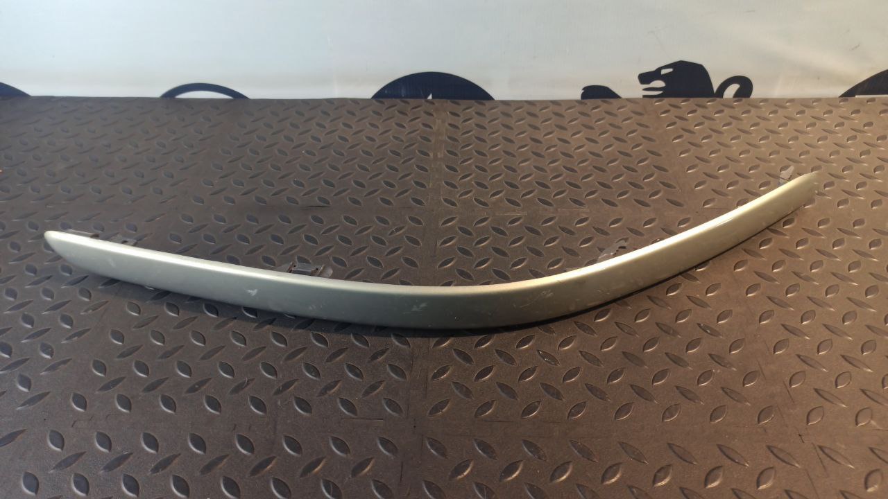 Накладка бампера передняя правая Toyota Avensis/2 2003-2009