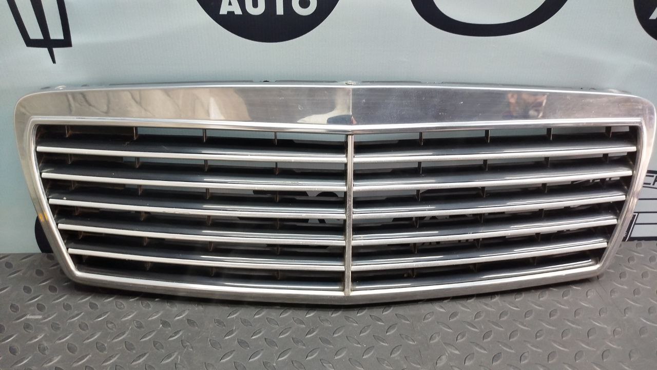 Решетка радиатора Mercedes E/W210 1995-2003