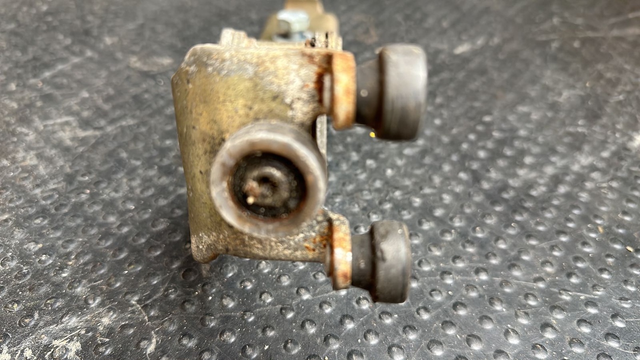 Ролик двери сдвижной правый средний Mercedes Vito/W638 1996-2003