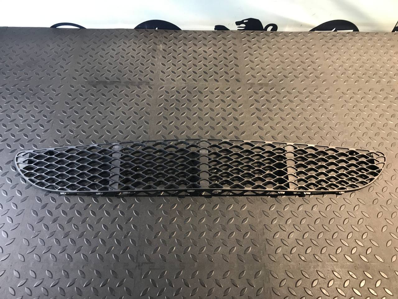Решетка в бампер центральная Mercedes E/W211 2002-2009