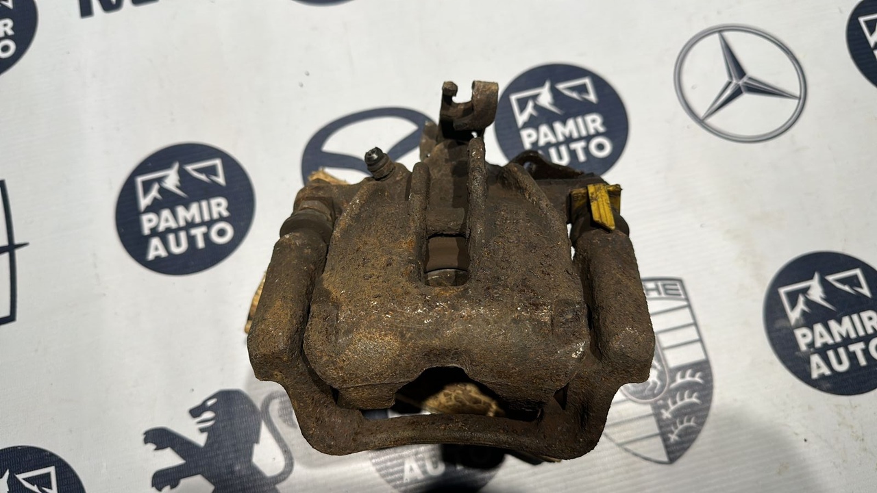 Суппорт задний правый Opel Vivaro/A 2001-2014