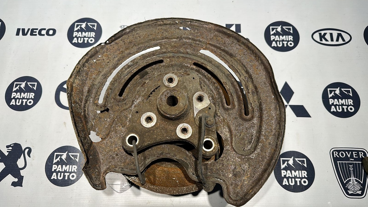 Кулак поворотный задний правый Opel Vivaro/A 2001-2014