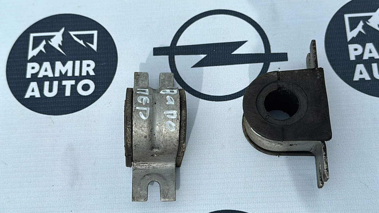 Кронштейн крепления стабилизатора передний Opel Vivaro/A 2001-2014