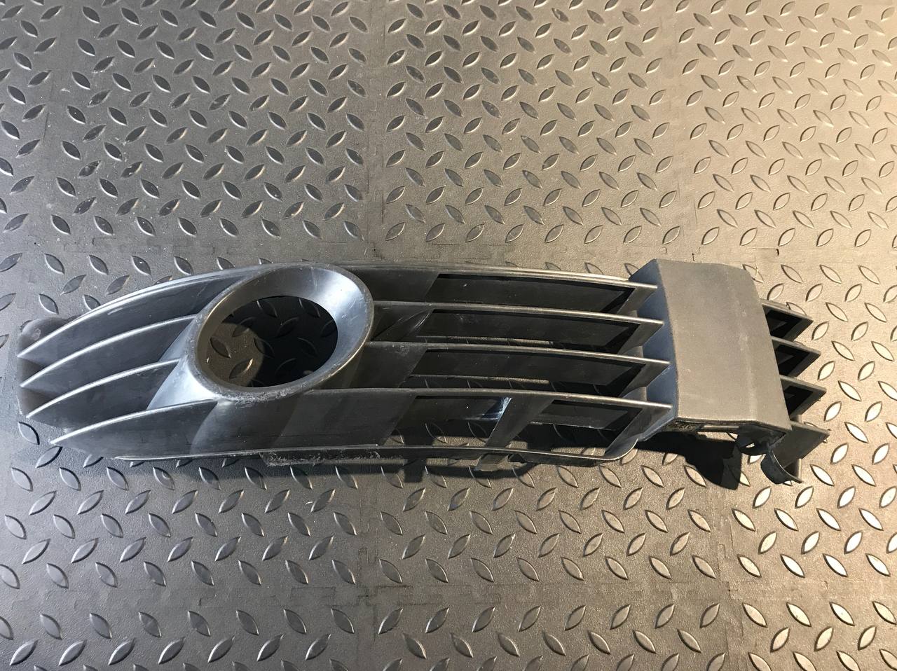 Решетка в бампер правая Volkswagen Passat/B5 1996-2005