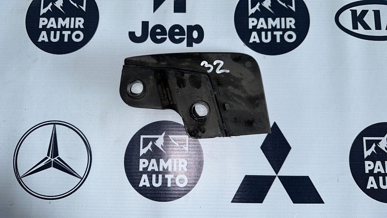 Брызговик передний правый Opel Vivaro/A 2001-2014