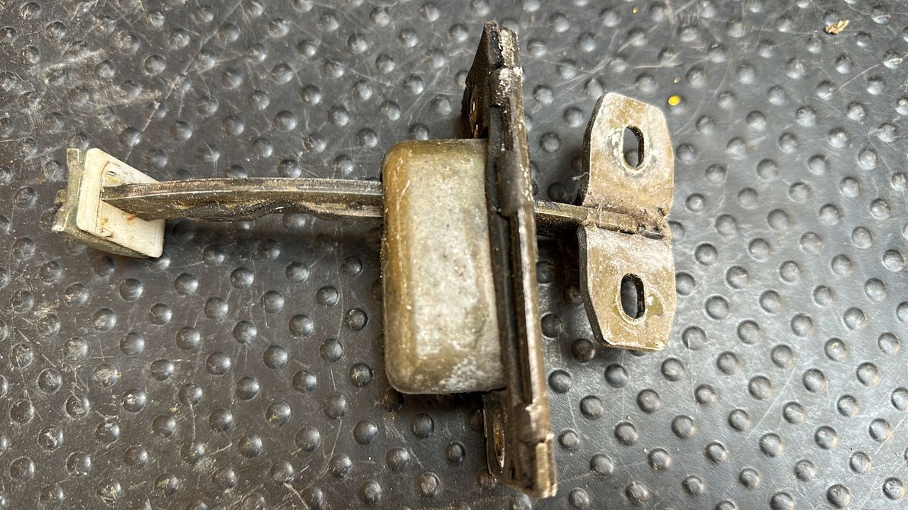 Ограничитель двери передний левый Mercedes Vito/W638 1996-2003