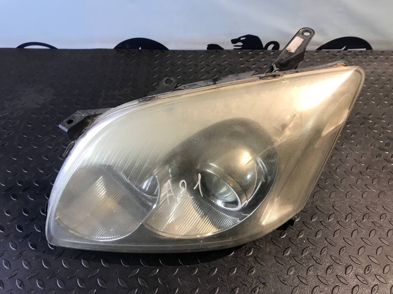 Фара левая Toyota Avensis/2 2003-2009