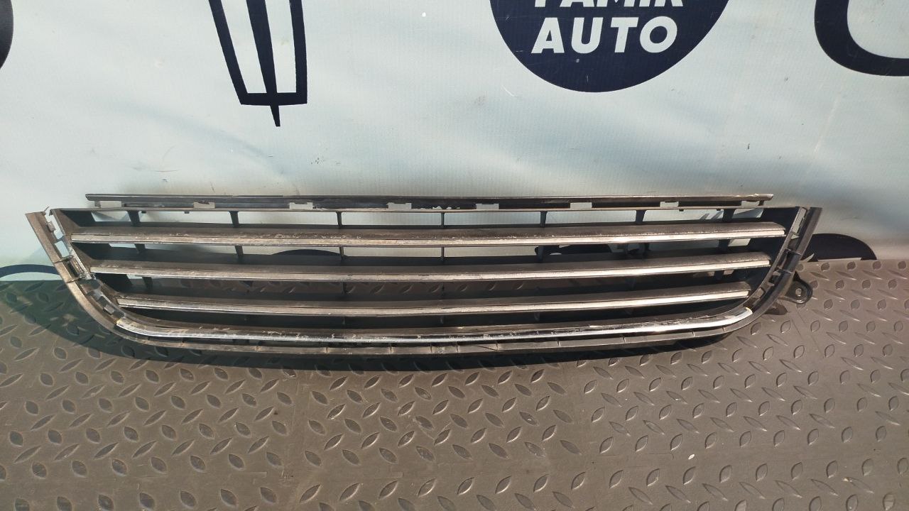 Решетка в бампер центральная Opel Zafira/B 2005-2014