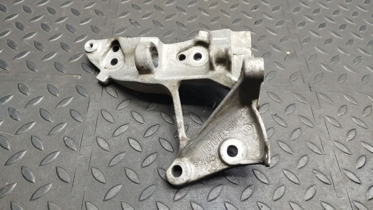 Кронштейн генератора Ford Focus/2 2004-2011