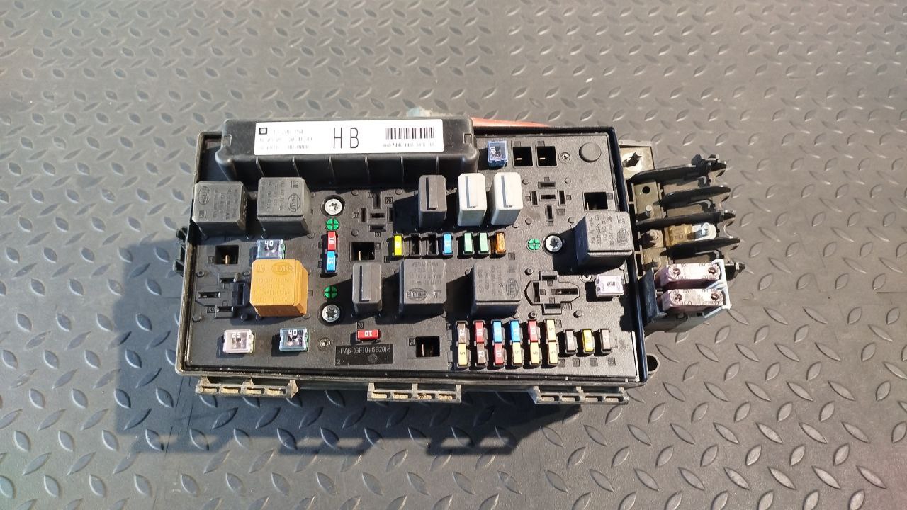 Блок предохранителей Opel Zafira/B 2005-2014