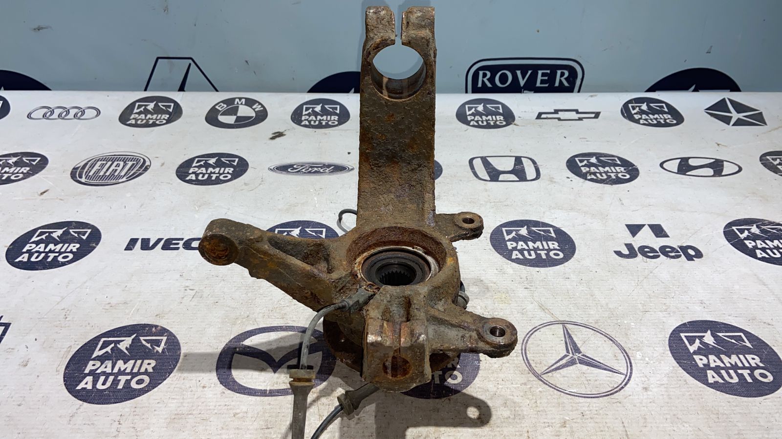 Кулак поворотный передний левый Renault Scenic/2 2003-2009