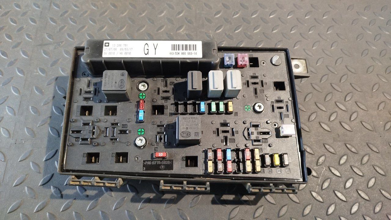 Блок предохранителей Opel Astra/H 2004-2014