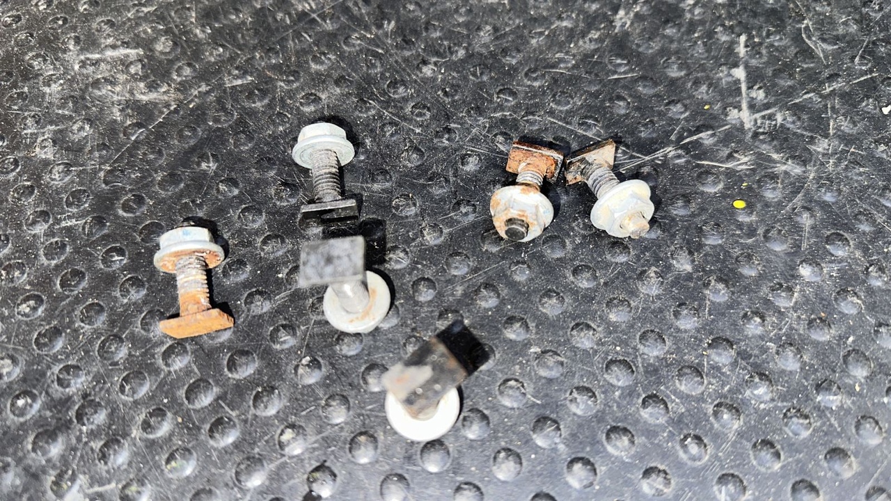 Винт накладки багажника Mercedes Vito/W638 1996-2003