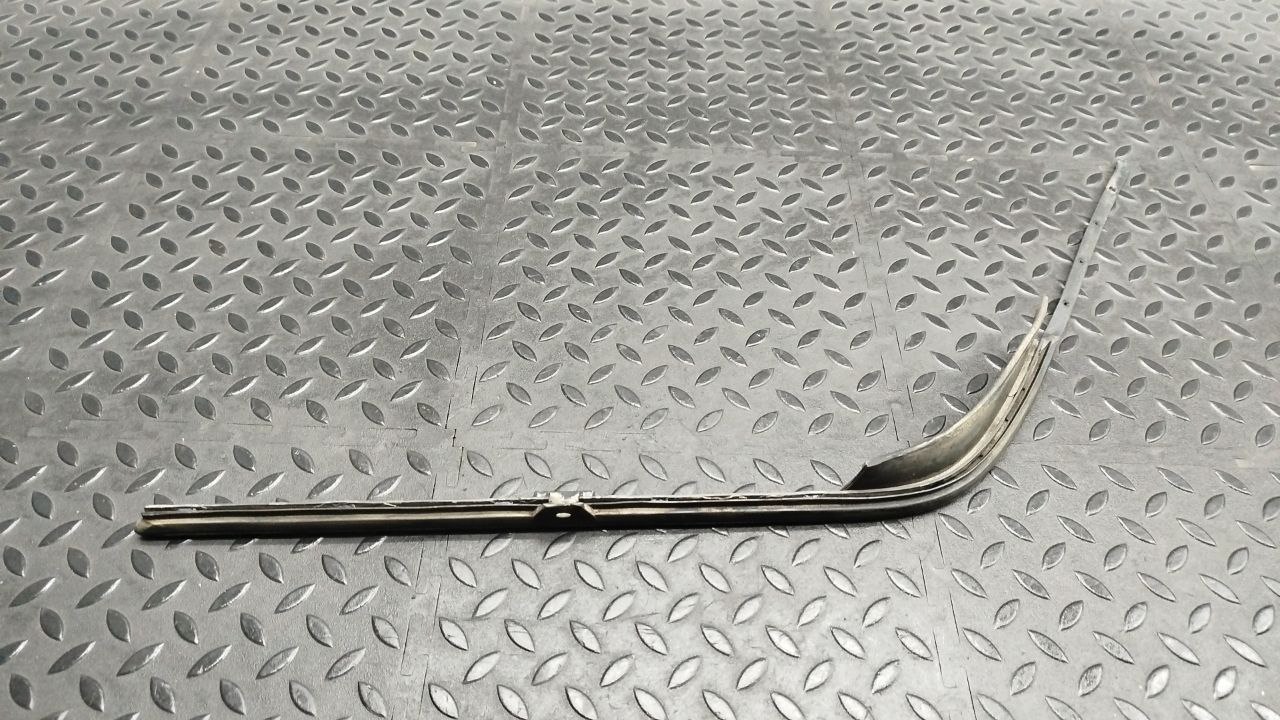 Уплотнитель фары левый Mercedes C/W202 1993-2001