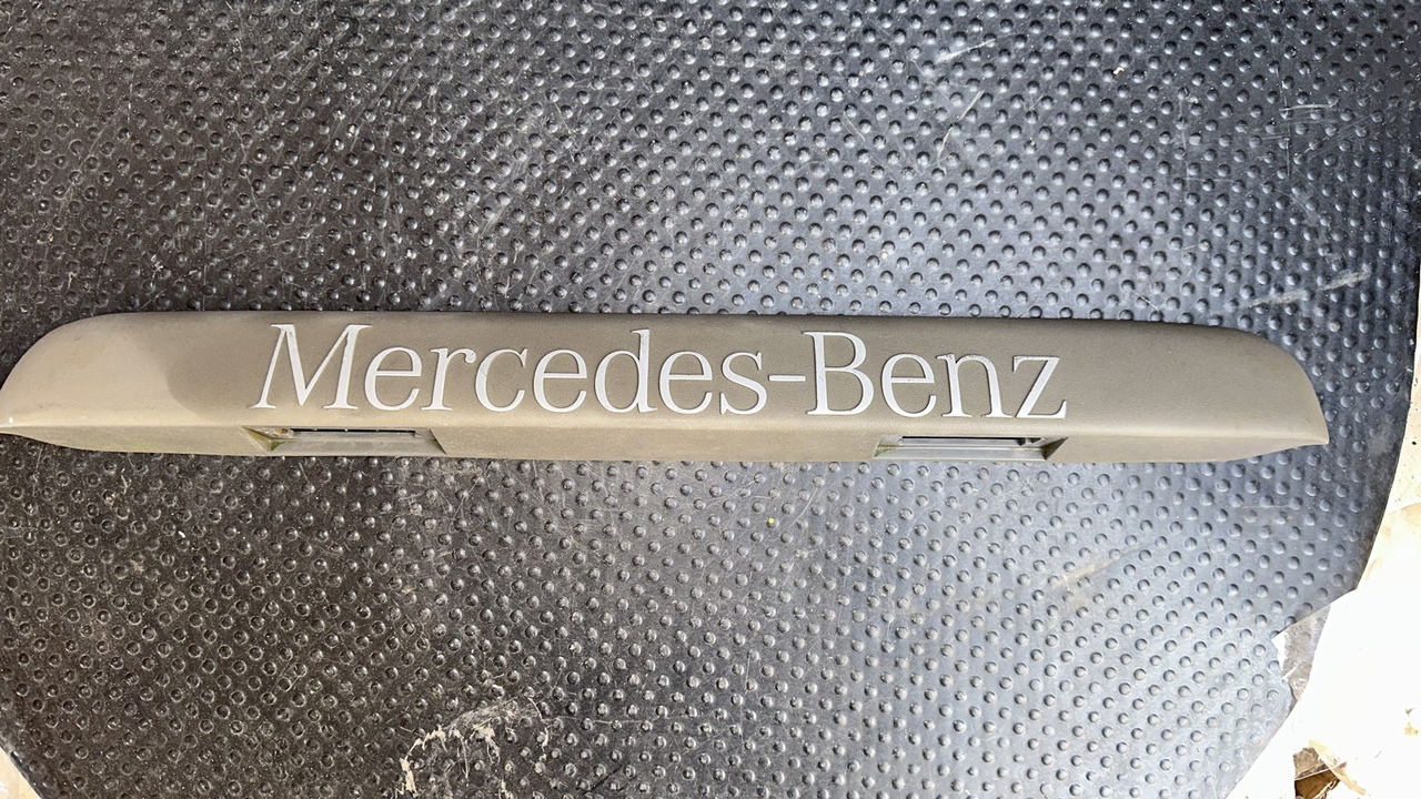 Накладка двери багажника левая Mercedes Vito/W638 1996-2003