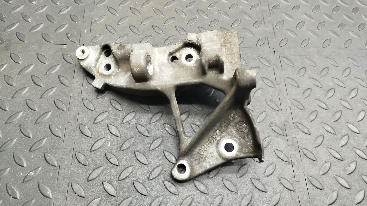 Кронштейн генератора Ford Focus/2 2004-2011