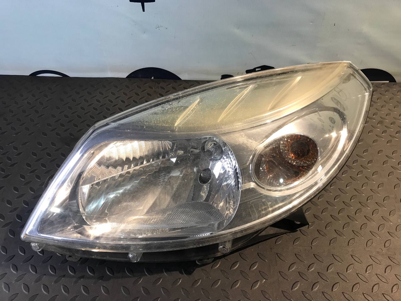 Фара левая Renault Sandero 2009-2014