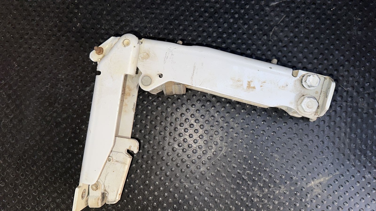 Петля двери багажника нижняя правая Mercedes Vito/W638 1996-2003