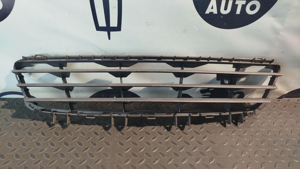 Решетка в бампер центральная Opel Astra/H 2004-2014