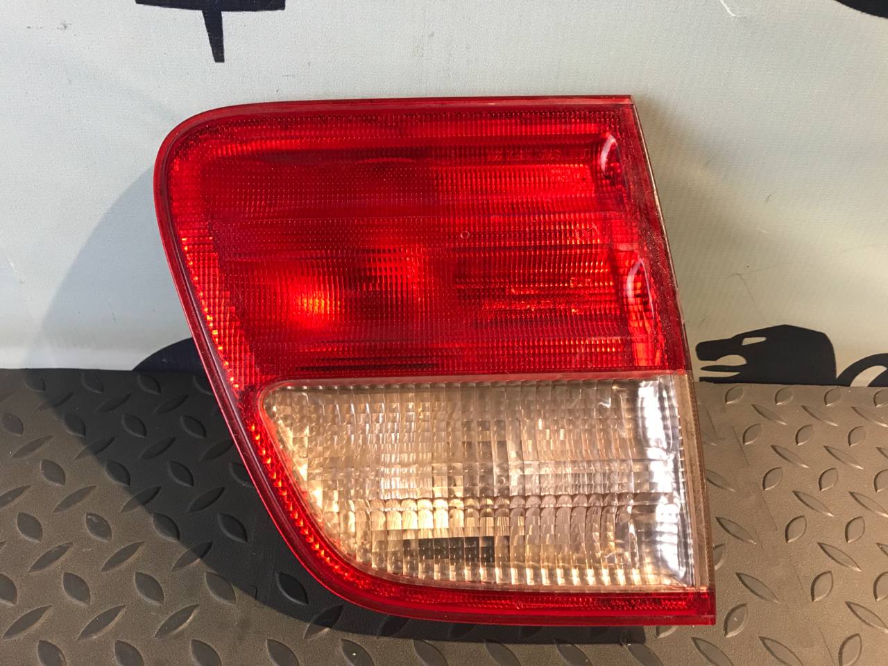 Фонарь задний внутренний левый Mercedes E/W210 1995-2003