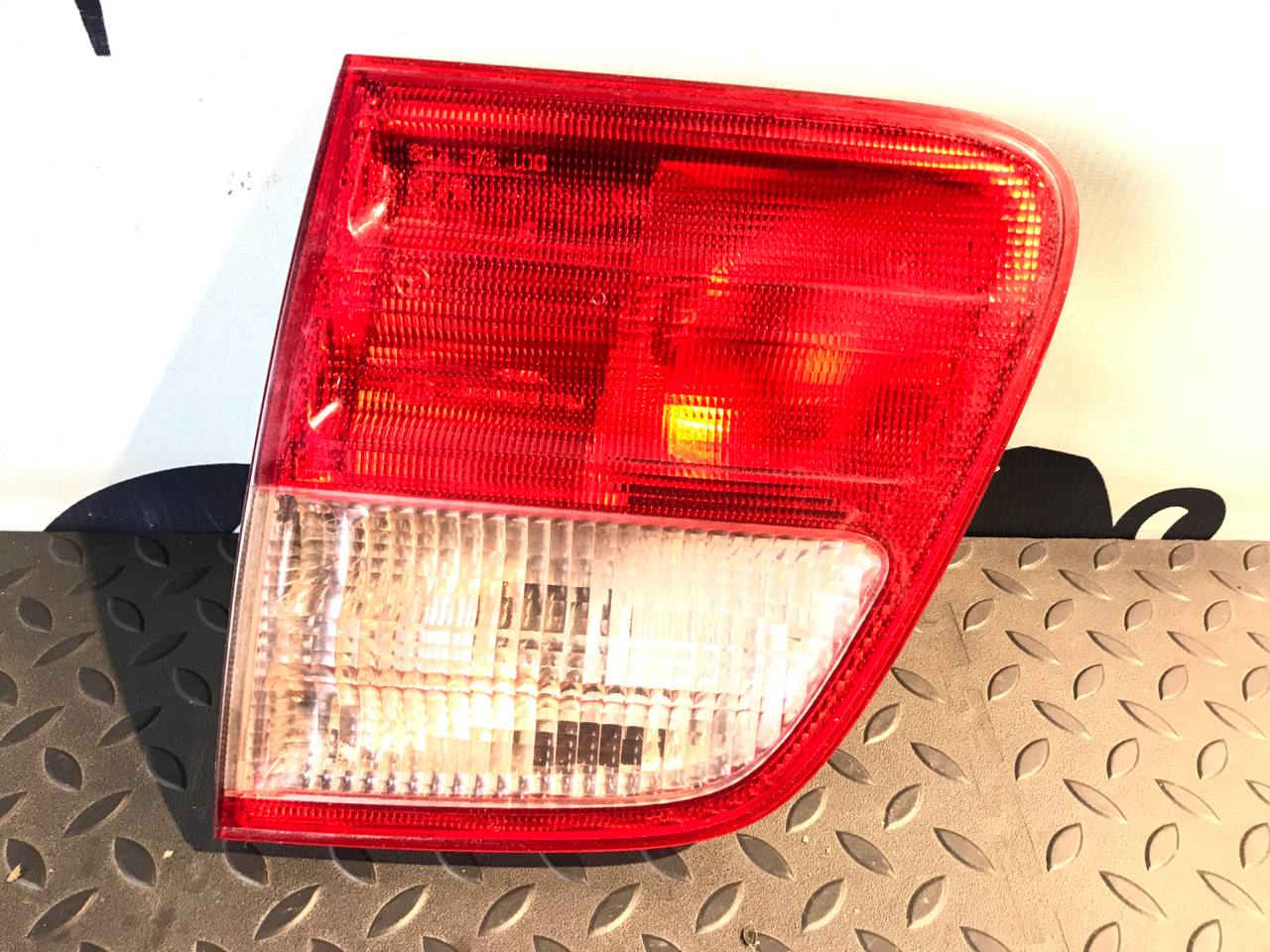 Фонарь задний внутренний правый Mercedes E/W210 1995-2003