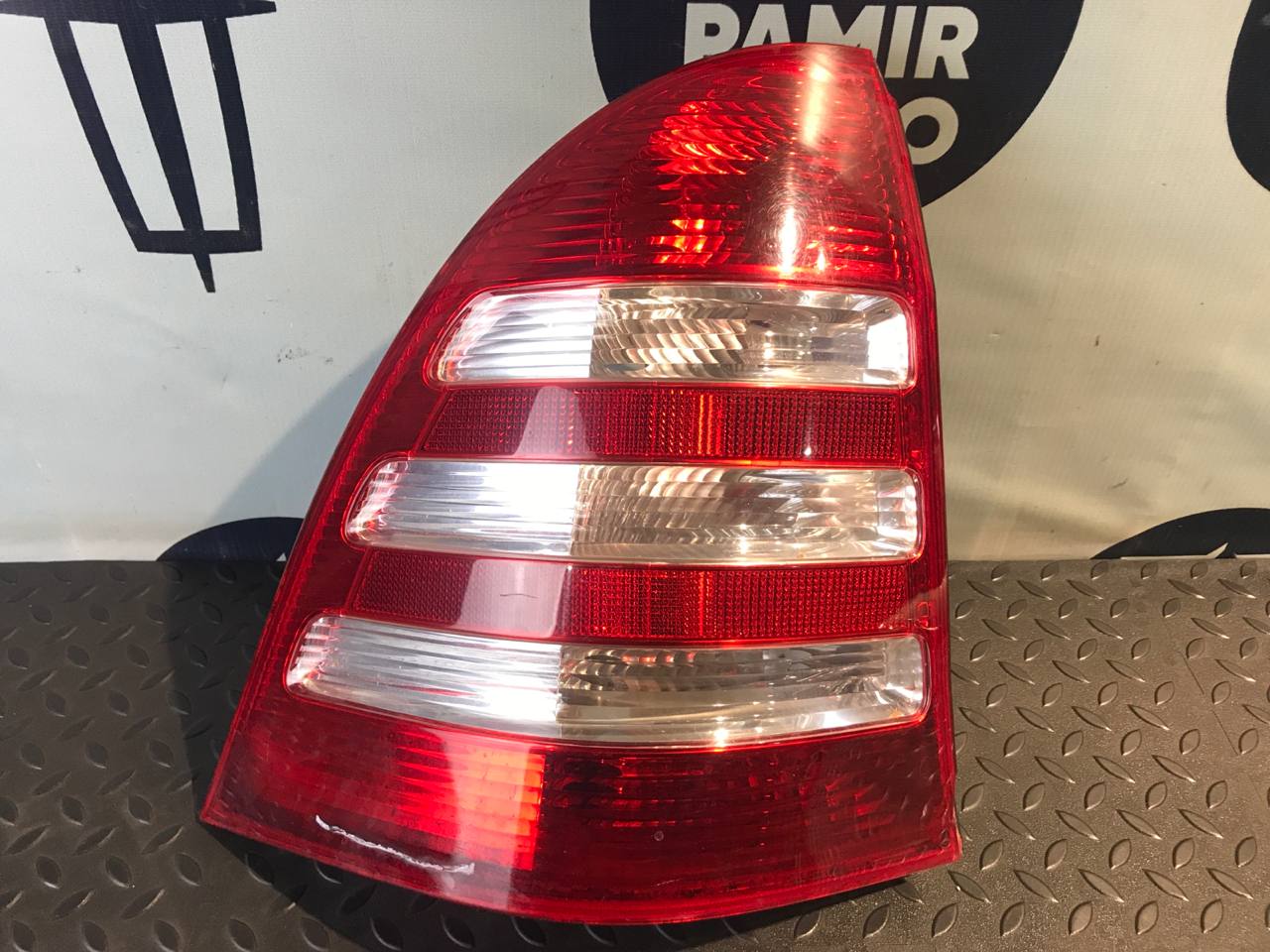 Фонарь задний левый Mercedes C/W203 2000-2008