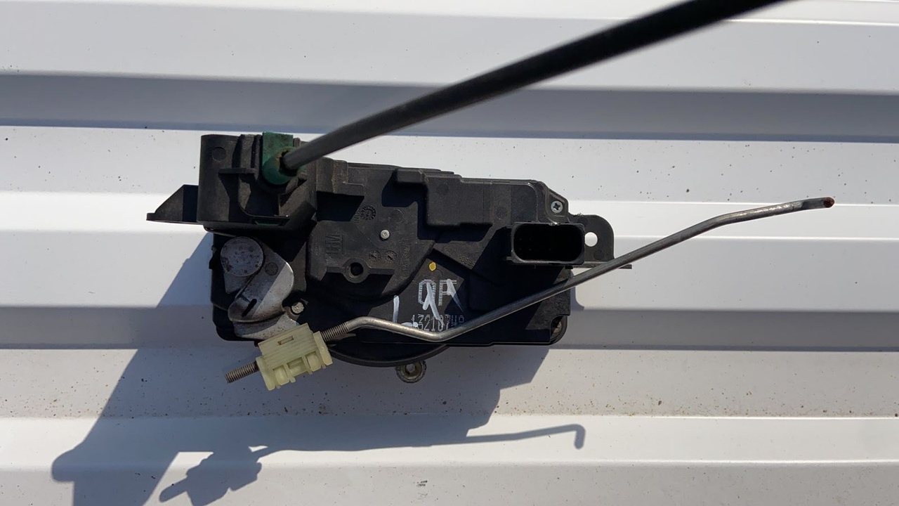 Замок двери передний левый Opel Astra/H 2004-2014