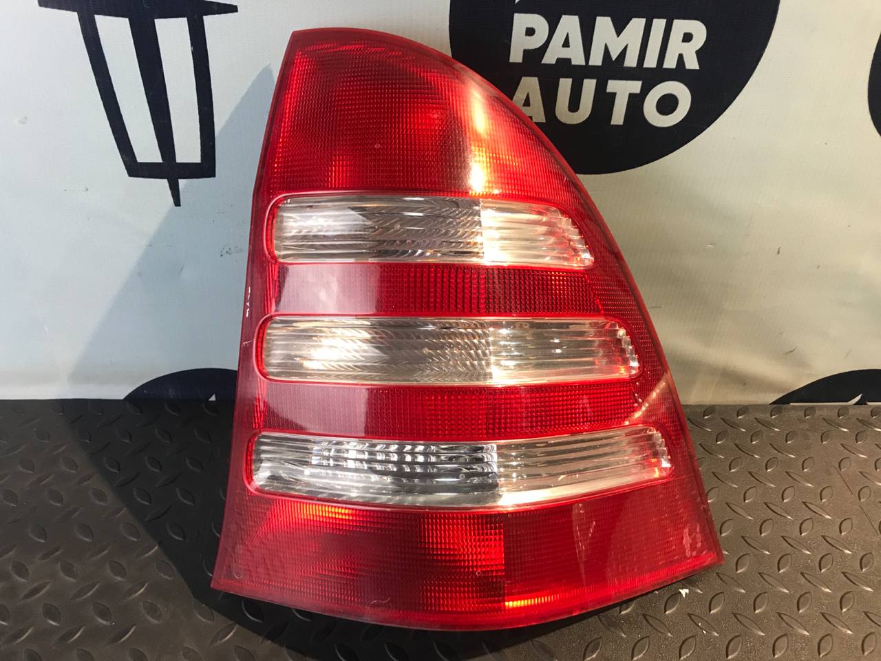 Фонарь задний правый Mercedes C/W203 2000-2008