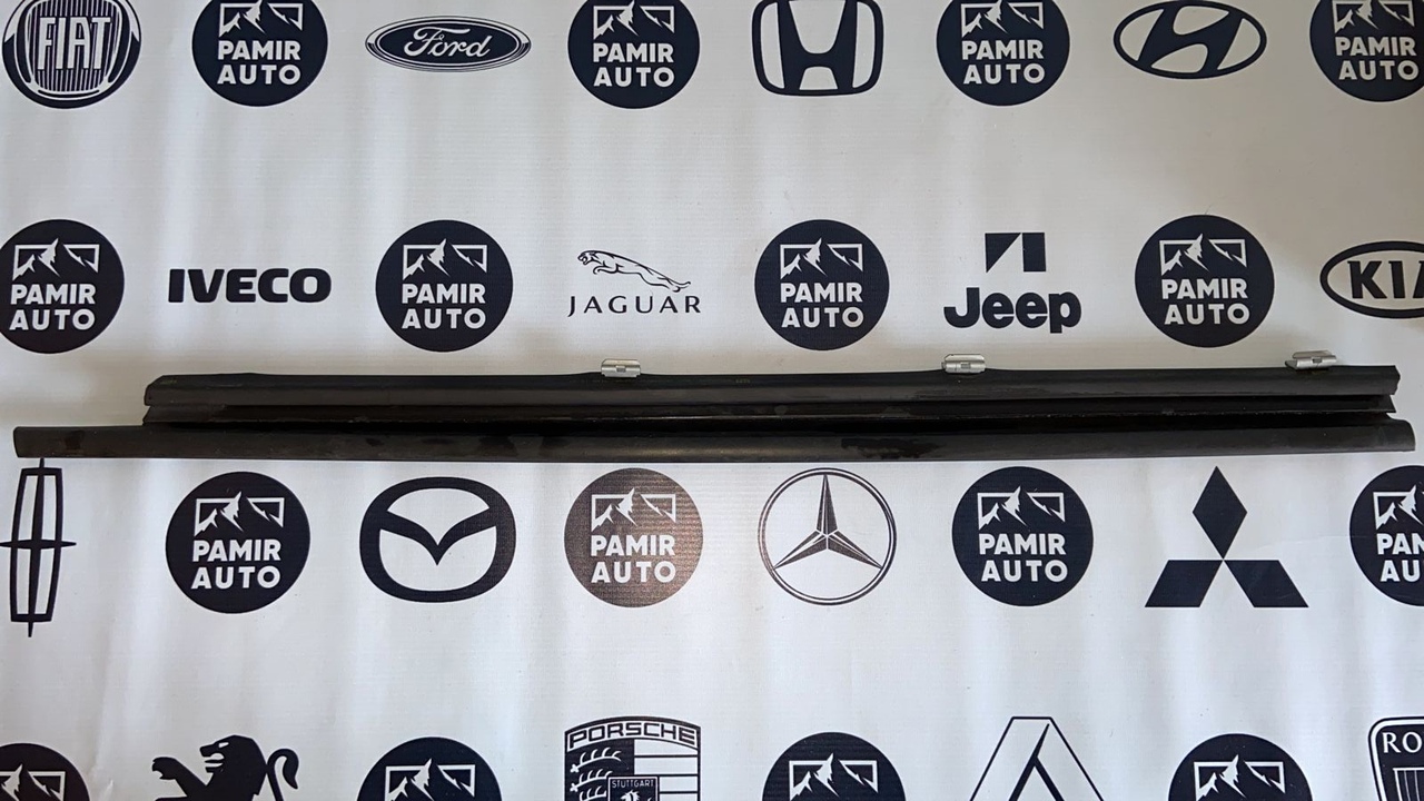 Уплотнитель двери передний правый Opel Astra/H 2004-2014