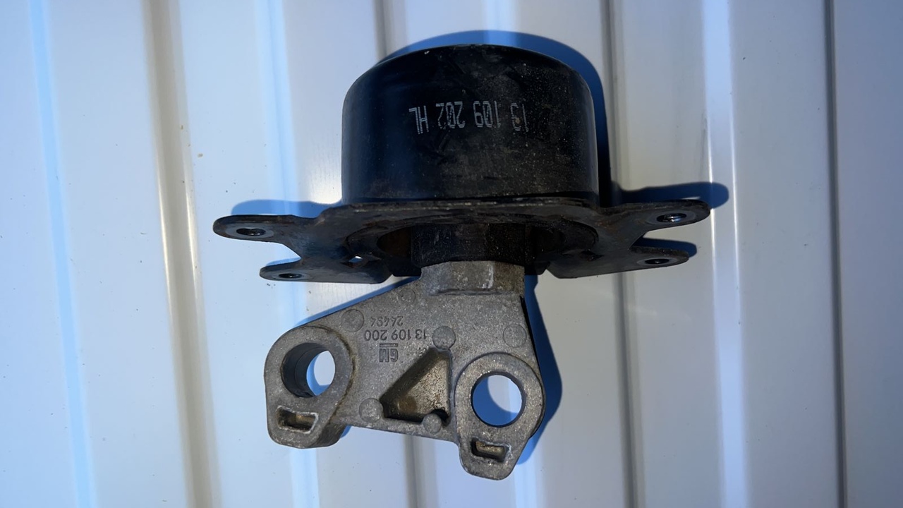 Опора двигателя Opel Astra/H 2004-2014