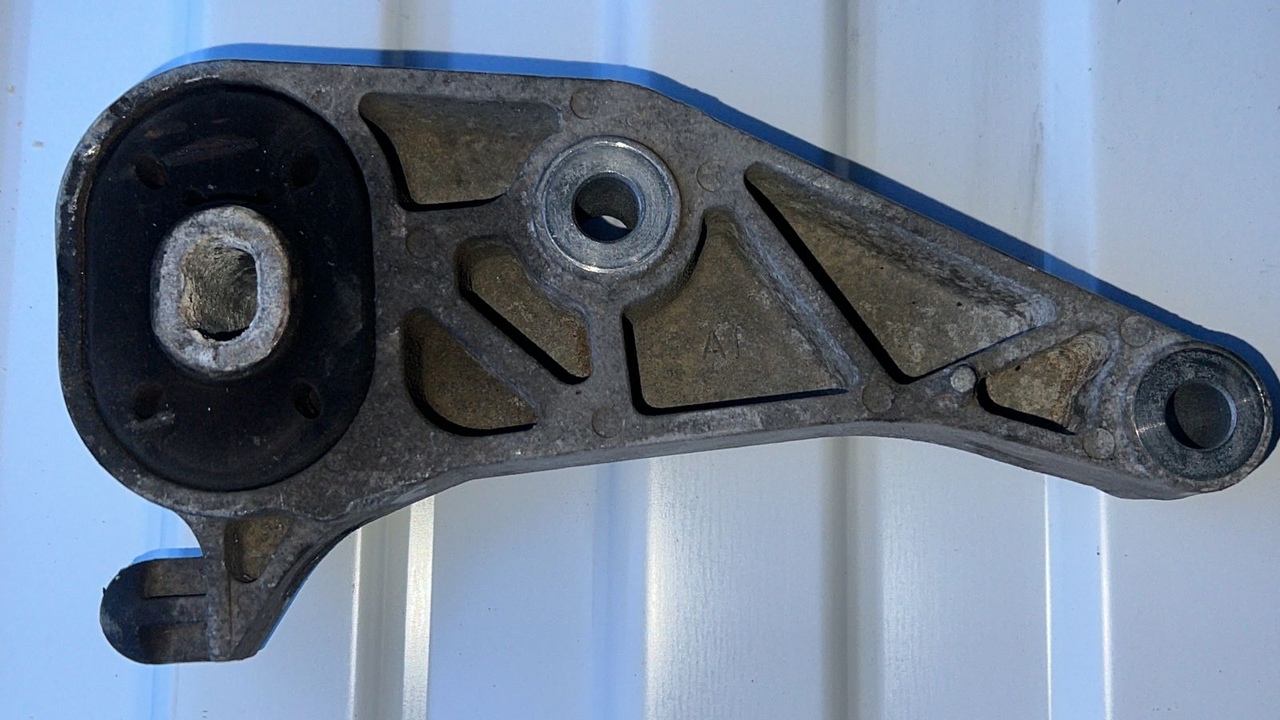 Опора двигателя Opel Astra/H 2004-2014