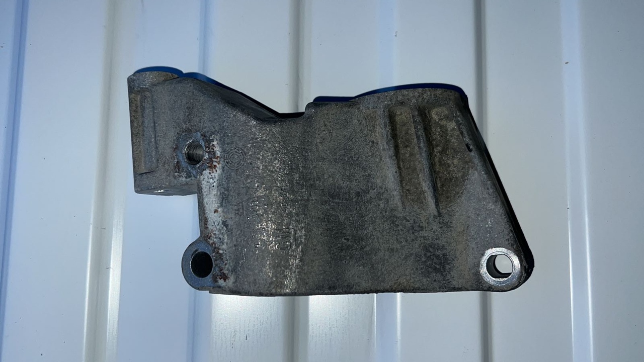 Кронштейн натяжителя ремня Opel Astra/H 2004-2014