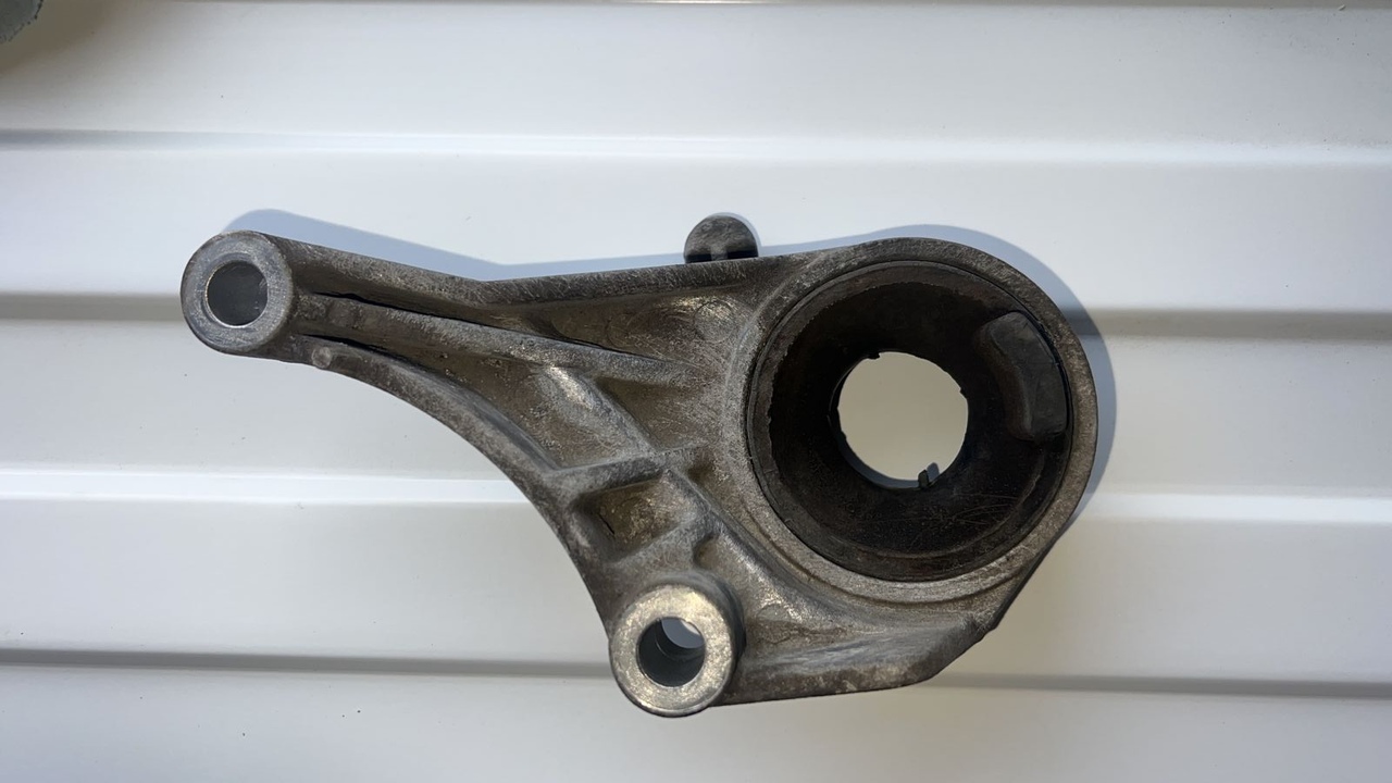 Опора двигателя Opel Astra/H 2004-2014