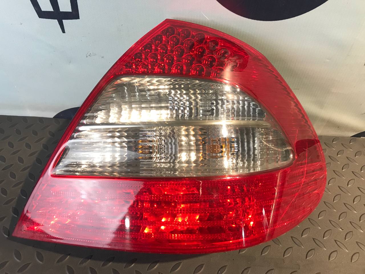 Фонарь задний правый Mercedes E/W211 2002-2009