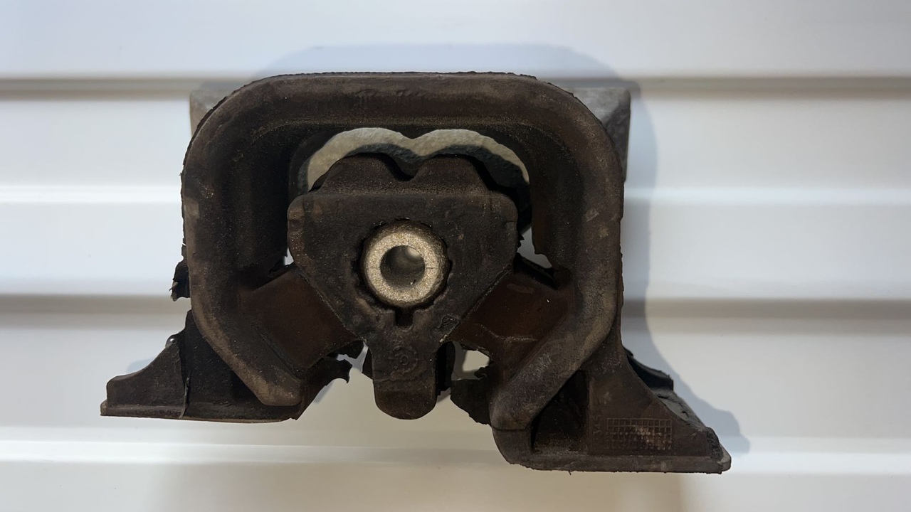 Опора двигателя Opel Astra/H 2004-2014