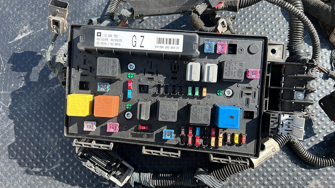 Блок предохранителей Opel Astra/H 2004-2014