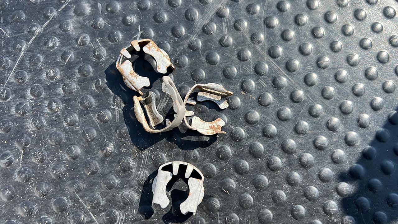 Скоба топливной форсунки Opel Astra/H 2004-2014