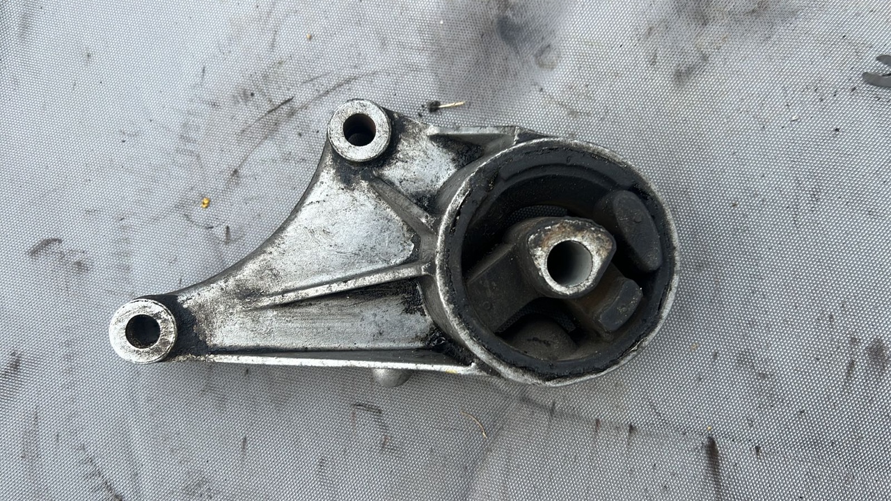 Опора двигателя Opel Astra/H 2004-2014
