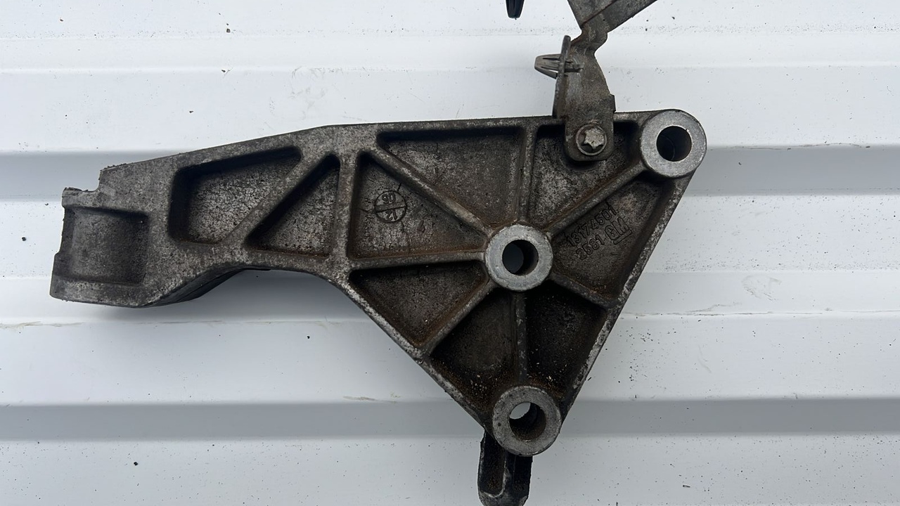 Кронштейн опоры двигателя Opel Astra/H 2004-2014