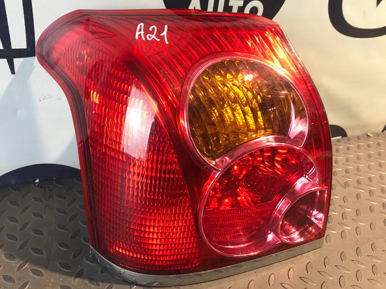 Фонарь задний левый Toyota Avensis/2 2003-2009