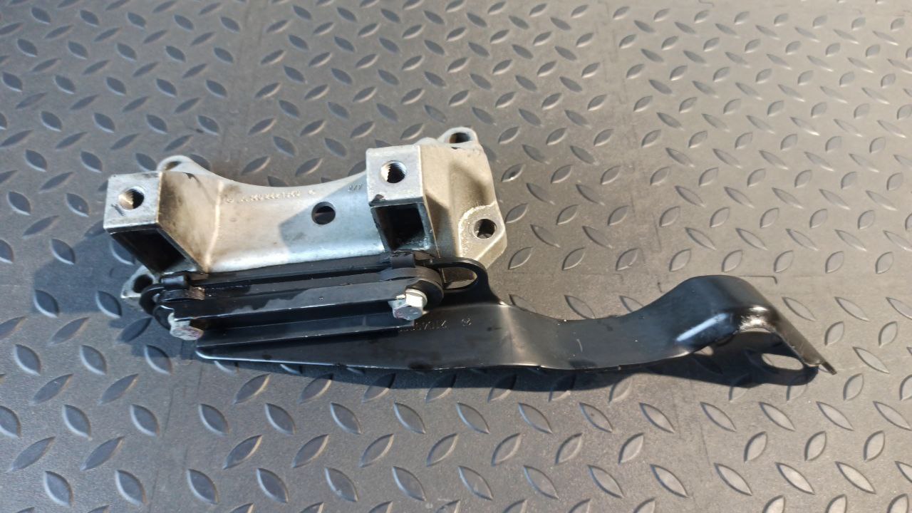 Кронштейн КПП Mercedes C/W203 2000-2008