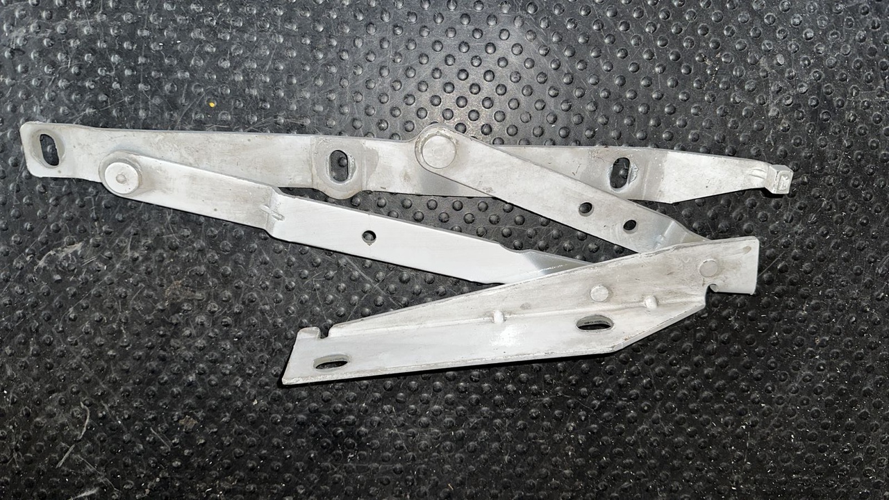 Петля капота левая Mercedes Vito/W638 1996-2003