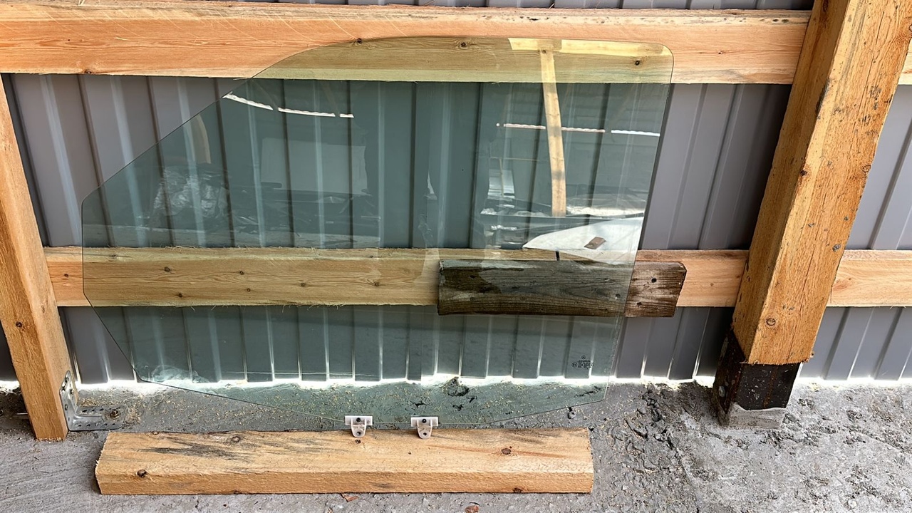 Стекло двери переднее левое Mercedes Vito/W638 1996-2003