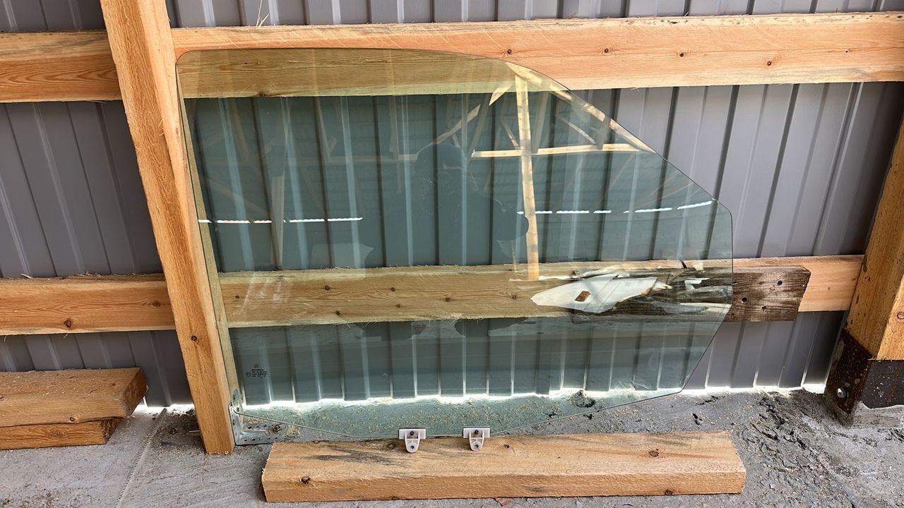 Стекло двери переднее правое Mercedes Vito/W638 1996-2003