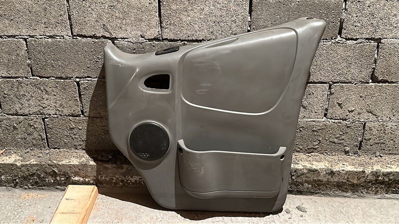 Обшивка двери передняя правая Opel Vivaro/A 2001-2014