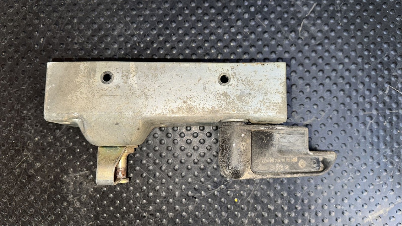 Замок двери багажника левый Mercedes Vito/W638 1996-2003